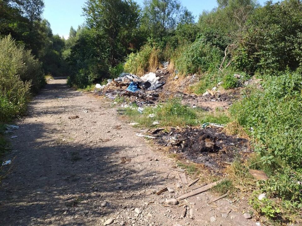 Primăria Frătăuții Noi, amendată cu 10.000 de lei pentru gunoaiele aruncate aiurea