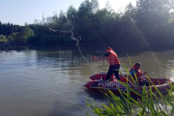 Pompierii militari s-au deplasat la fața locului cu o barcă pneumatică