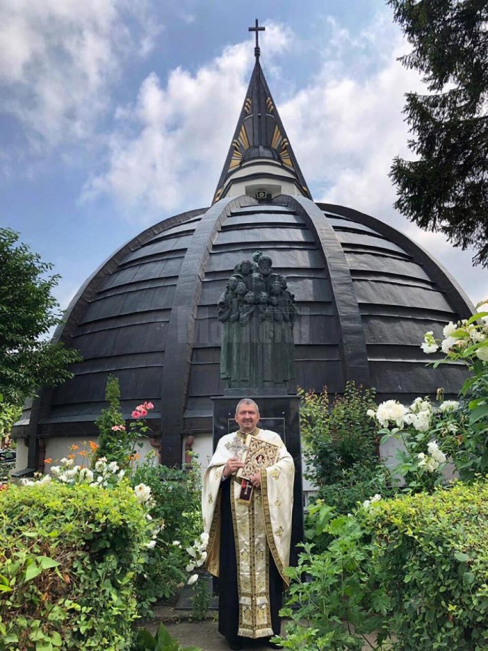 Grupul statuar al Martirilor Brâncoveni pe frontispiciul Bisericii Nașterea Maicii Domnului din Suceava Grupul statuar al Martirilor Brâncoveni pe frontispiciul Bisericii Nașterea Maicii Domnului din Suceava