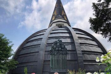 Grupul statuar al Martirilor Brâncoveni pe frontispiciul Bisericii Nașterea Maicii Domnului din Suceava