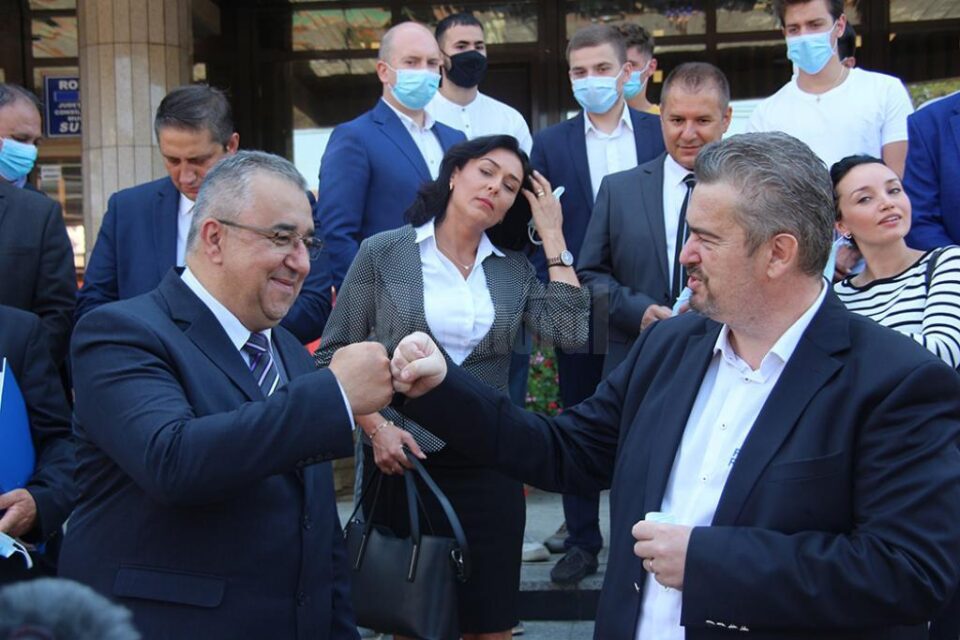 Florin Sinescu (stânga) și președintele Pro Romania Suceava, Cătălin Nechifor