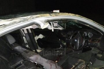 Mașina a părăsit șoseaua și a căzut de pe pod în albia râului Sucevița