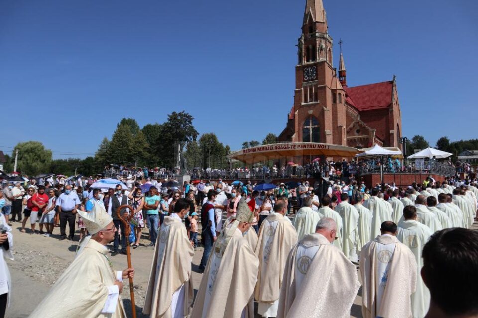 Procesiunea religioasă de la Hramul Sanctuarului Sfintei Fecioare Maria de la Cacica 4