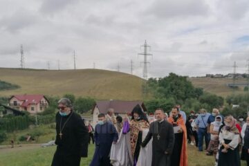 Preotii si credinciosii au urcat dimineata impreuna colina manastirii Hagigadar