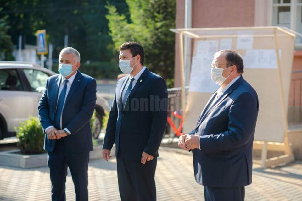 Deputatul PNL Dumitru Mihalescul, candidatul PNL pentru Primăria Rădăuți, Bogdan Loghin, și președintele Organizației Județene PNL Suceava, Gheorghe Flutur Deputatul PNL Dumitru Mihalescul, candidatul PNL pentru Primăria Rădăuți, Bogdan Loghin, și președintele Organizației Județene PNL Suceava, Gheorghe Flutur
