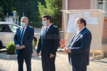 Deputatul PNL Dumitru Mihalescul, candidatul PNL pentru Primăria Rădăuți, Bogdan Loghin, și președintele Organizației Județene PNL Suceava, Gheorghe Flutur
