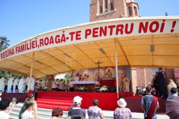 Oficialitățile locale și reprezentanții minorității polone din România la Hramul Sanctuarului Sfintei Fecioare Maria de la Cacica