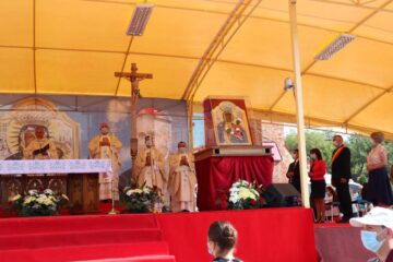 Oficialitățile locale și reprezentanții minorității polone din România la Hramul Sanctuarului Sfintei Fecioare Maria de la Cacica