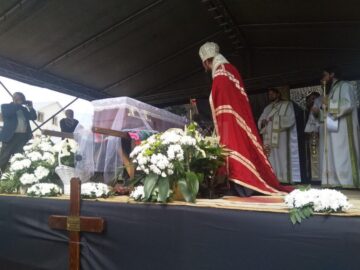 Preasfințiasa Damaschin, episcop vicar al Arhiepiscopiei Sucevei și Rădăuților, împreună cu un sobor de peste 50 de preoți și alți aproximativ 20 de preoți din marea familie Argatu, au oficiat ceremonia religioasă