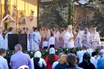 ÎPS Calinic a oficiat Sfântă Liturghie de sărbătoarea Adormirea Maicii Domnului