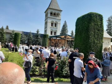 Cateva mii de credinciosi au participat la slujba de la manastirea Putna
