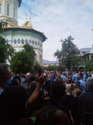 Părintele Argatu a fost condus pe ultimul drum de sute de credincioși