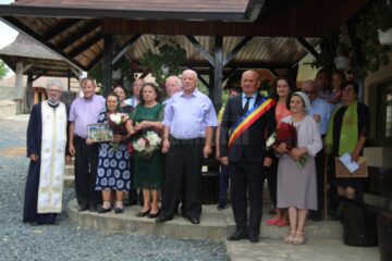 Primarul Viorel Cucu a premiat patru cupluri care au împlinit 50 de ani de căsătorie