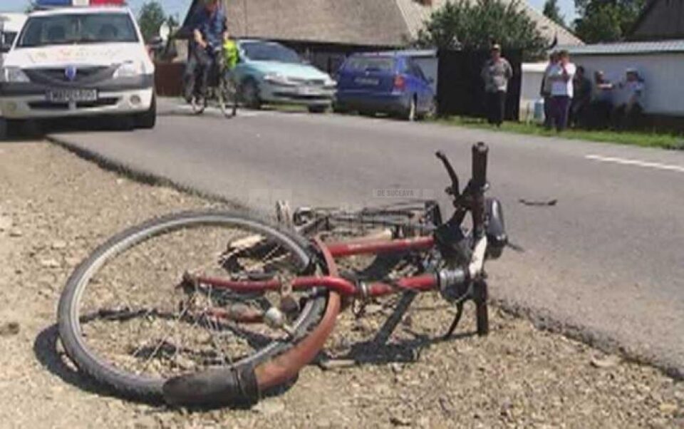 Biciclist rănit de un autoturism condus de un șofer beat