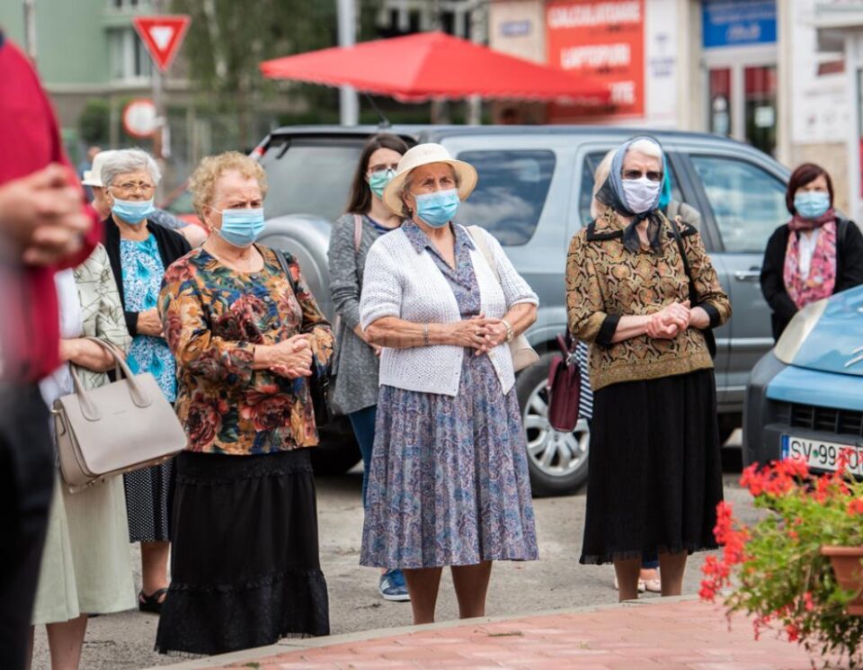 Credinciosi la slujba de pomenire de duminica, de la Biserica Adormirea Maicii Domnului