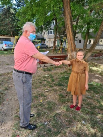 Primarul Ion Lungu și Elena Semean la locul de joacă pentru care s-a solicitat modernizarea, cu propuneri concrete