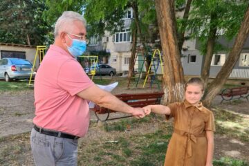 Primarul Ion Lungu și Elena Semean la locul de joacă pentru care s-a solicitat modernizarea, cu propuneri concrete