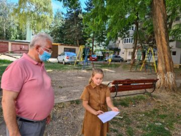 Micuta Elena Semean ii explica primarului Ion Lungu ideile pe care le are