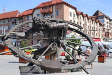 Vernisajul expoziției sculptorului Ion Mândrescu are loc miercuri, 19 august, pe esplanada Casei de Cultură a Sindicatelor din Suceava