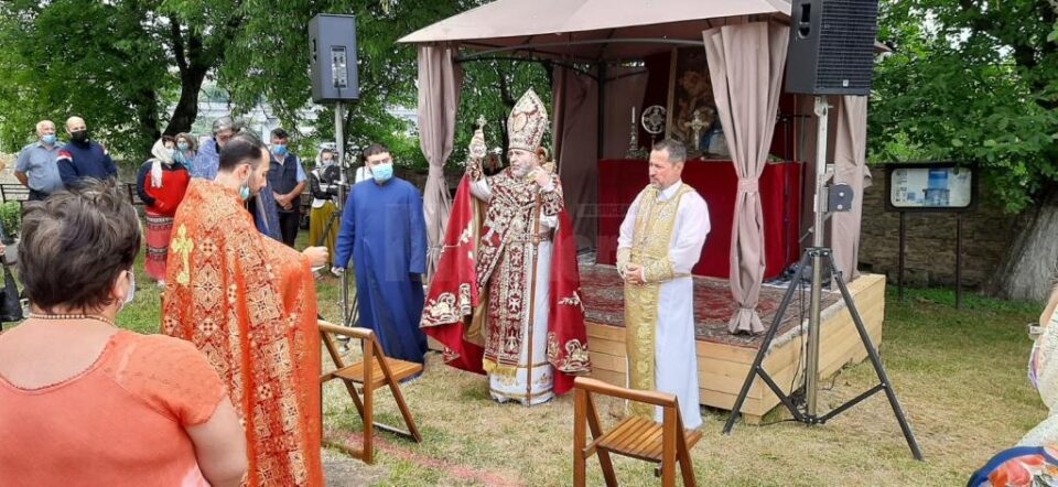 PS Episcopul Datev Hagopian a condus slujba în baldachinul din afara bisericii
