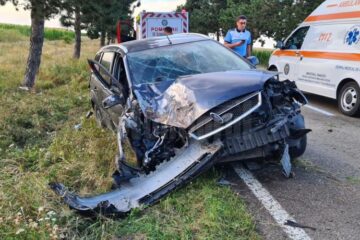 Au intrat cu mașina în copac, în drum spre Aeroport