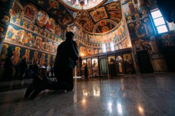 Vecernia și Utrenia ne pregătesc pentru Sfânta Liturghie