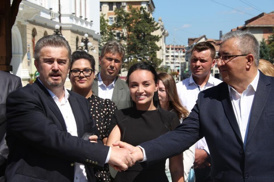 Alexandra Harja Samsonescu (mijloc) va candida pentru președinția Consiliului Județean Suceava Alexandra Harja Samsonescu (mijloc) va candida pentru președinția Consiliului Județean Suceava