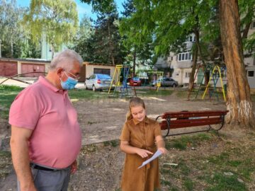 Elena îi explică primarului Ion Lungu ideile pe care le are pentru modernizarea locului de joacă