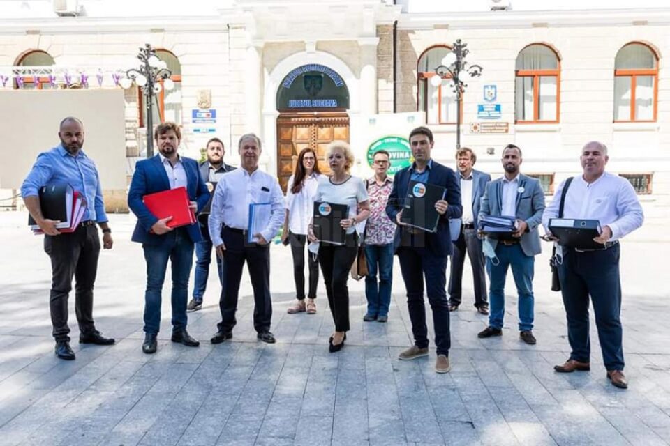 Dan Nechiforel și Teodora Munteanu și-au depus candidaturile din partea USR-PLUS pentru președinția Consiliului Județean și Primăria Suceava Dan Nechiforel și Teodora Munteanu și-au depus candidaturile din partea USR-PLUS pentru președinția Consiliului Județean și Primăria Suceava