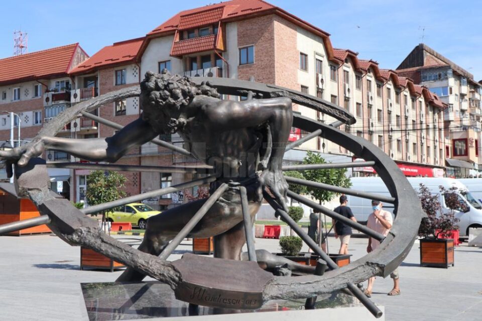 Vernisajul expoziției sculptorului Ion Mândrescu are loc miercuri, 19 august, pe esplanada Casei de Cultură a Sindicatelor din Suceava