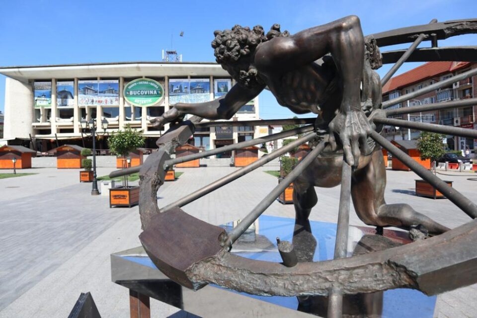 Vernisajul expoziției sculptorului Ion Mândrescu are loc miercuri, 19 august, pe esplanada Casei de Cultură a Sindicatelor din Suceava