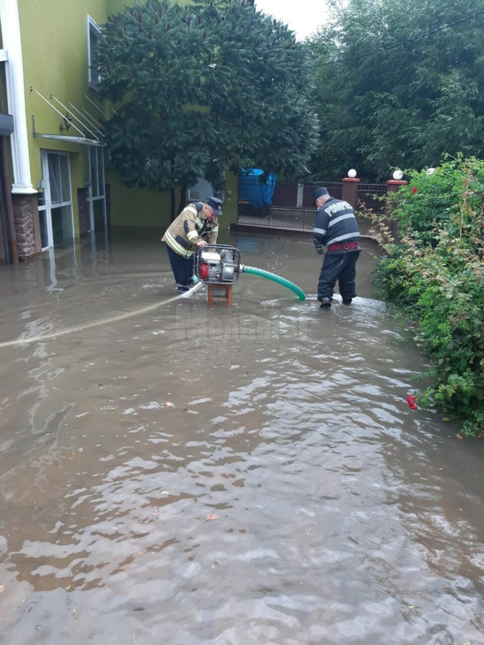 Pompierii au actionat cu motopompe pentru a evacua apa din curte si beciuri la Radauti