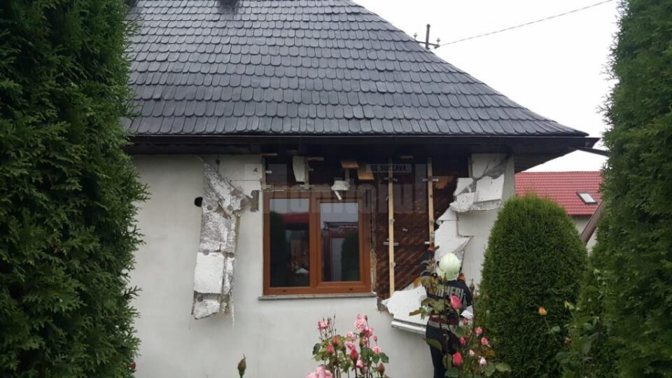 Casa lovita de trasnet care a insotit ploaia torentiala la Vicovu de Jos
