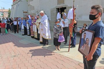 Slujba de înmomântare pentru Marius Cernescu și fiica sa a fost făcută la Biserica Sf. Înviere, în aer liber
