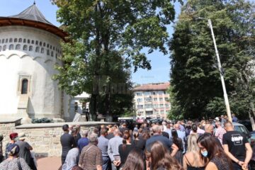 Marius Cernescu și fiica sa, Cosmina, conduși pe ultimul drum de sute de oameni îndurerați