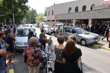 Marius Cernescu și fiica sa, Cosmina, conduși pe ultimul drum de sute de oameni îndurerați