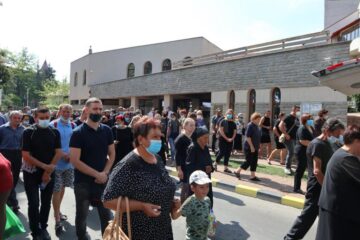 Marius Cernescu și fiica sa, Cosmina, conduși pe ultimul drum de sute de oameni îndurerați