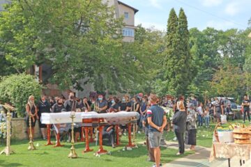 Slujba de înmomântare pentru Marius Cernescu și fiica sa a fost făcută la Biserica Sf. Înviere, în aer liber