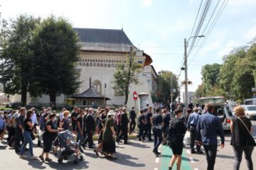 Marius Cernescu și fiica sa, Cosmina, conduși pe ultimul drum de sute de oameni îndurerați