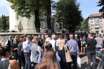 Marius Cernescu și fiica sa, Cosmina, conduși pe ultimul drum de sute de oameni îndurerați