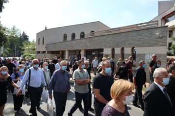 Marius Cernescu și fiica sa, Cosmina, conduși pe ultimul drum de sute de oameni îndurerați