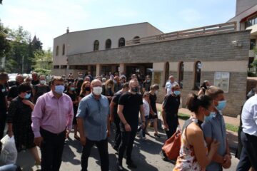 Marius Cernescu și fiica sa, Cosmina, conduși pe ultimul drum de sute de oameni îndurerați