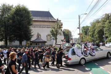 Marius Cernescu și fiica sa, Cosmina, conduși pe ultimul drum de sute de oameni îndurerați