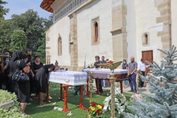 Slujba de înmomântare pentru Marius Cernescu și fiica sa a fost făcută la Biserica Sf. Înviere, în aer liber