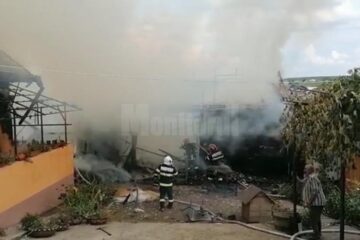 Focul a pornit din anexele gospodăriei, care au fost distruse în totalitate