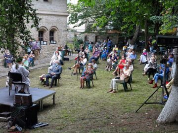 Povești cu tâlc și muzică veche au răsunat în curtea Hanului Domnesc, unde Doina Lavric-Parghel a lansat albumul „Povestea Soarelui”