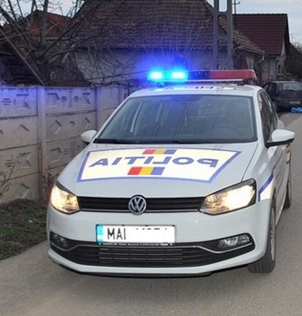 Vrând să scape de polițiști, a demontat plăcuțele cu numerele mașinii și s-a făcut nevăzut Vrând să scape de polițiști, a demontat plăcuțele cu numerele mașinii și s-a făcut nevăzut
