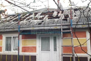 Mai multe gospodarii din satul Budeni au fost afectate de grindină