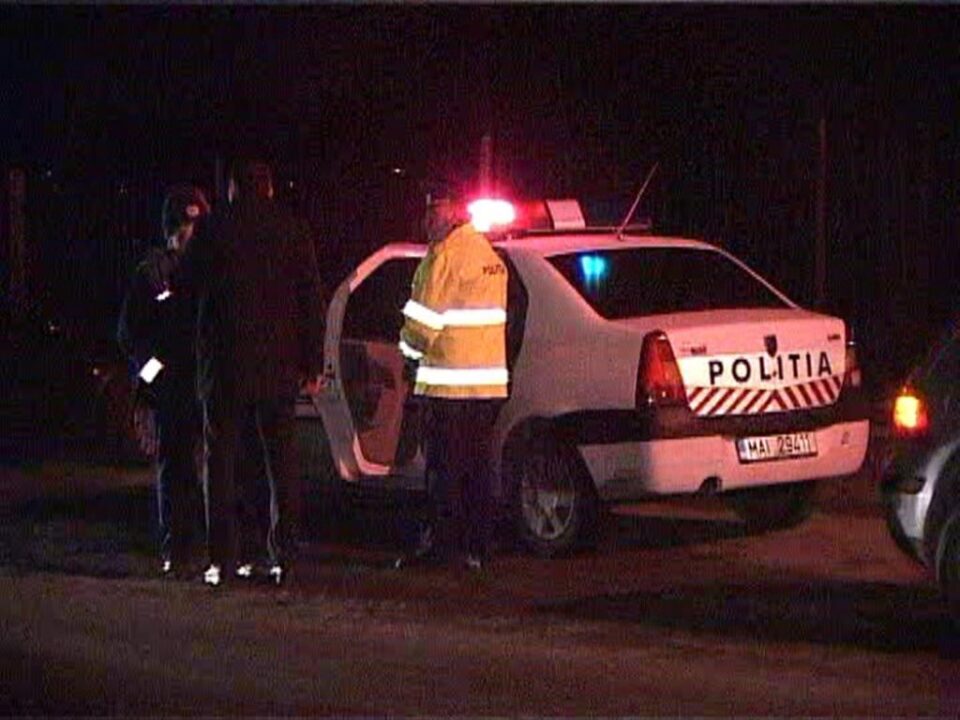 Șofer încătușat, după ce s-a blocat în autoturism și i-a amenințat pe polițiști Șofer încătușat, după ce s-a blocat în autoturism și i-a amenințat pe polițiști