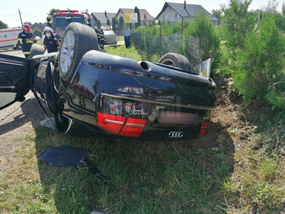 O femeie și fiul ei în vârstă de 4 ani, la spital după ce mașina în care se aflau s-a răsturnat